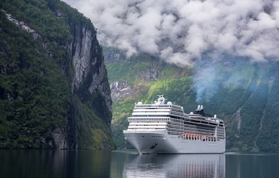 올해 꼭 가봐야 할 국내여행지 5곳: 전문가 추천 vs. SNS 인기 여행지 비교 분석